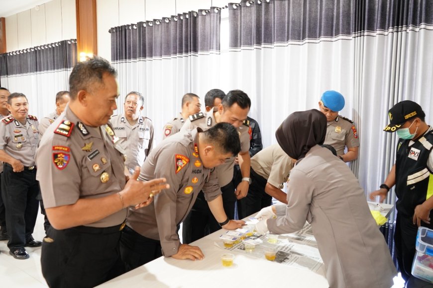 Polres Situbondo Perkuat Pengawasan Internal melalui Tes Urine