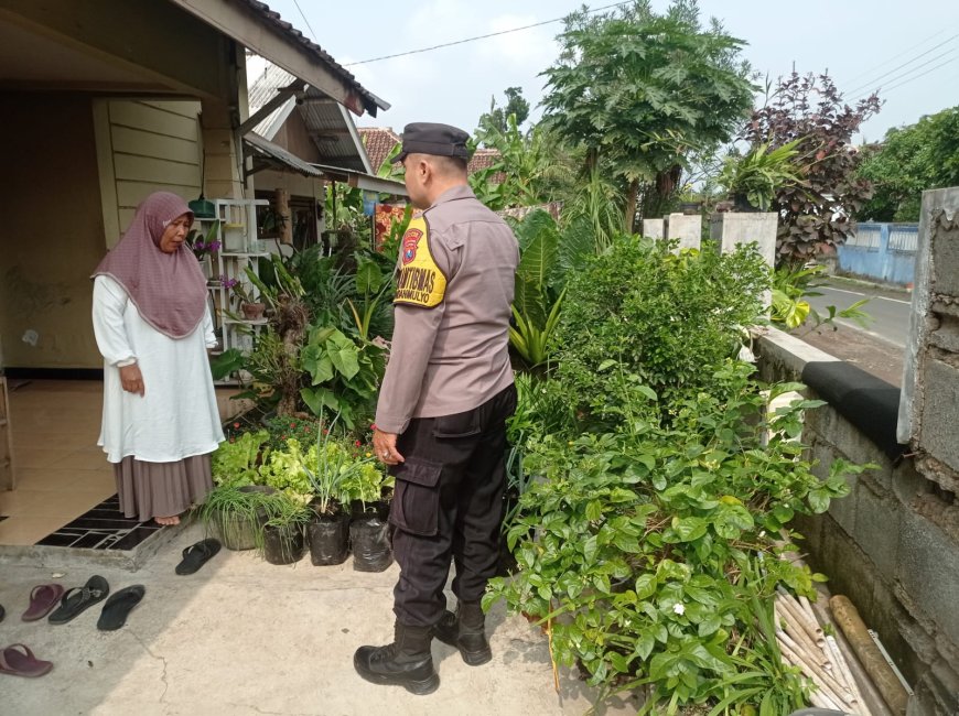 Dekat dengan Petani, Bhabinkamtibmas Polres Malang Ikut Jaga Ketahanan Pangan
